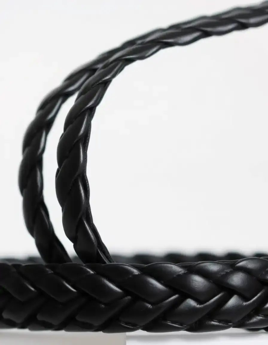 Cintura in strisce di pelle nera intrecciata di alta qualità