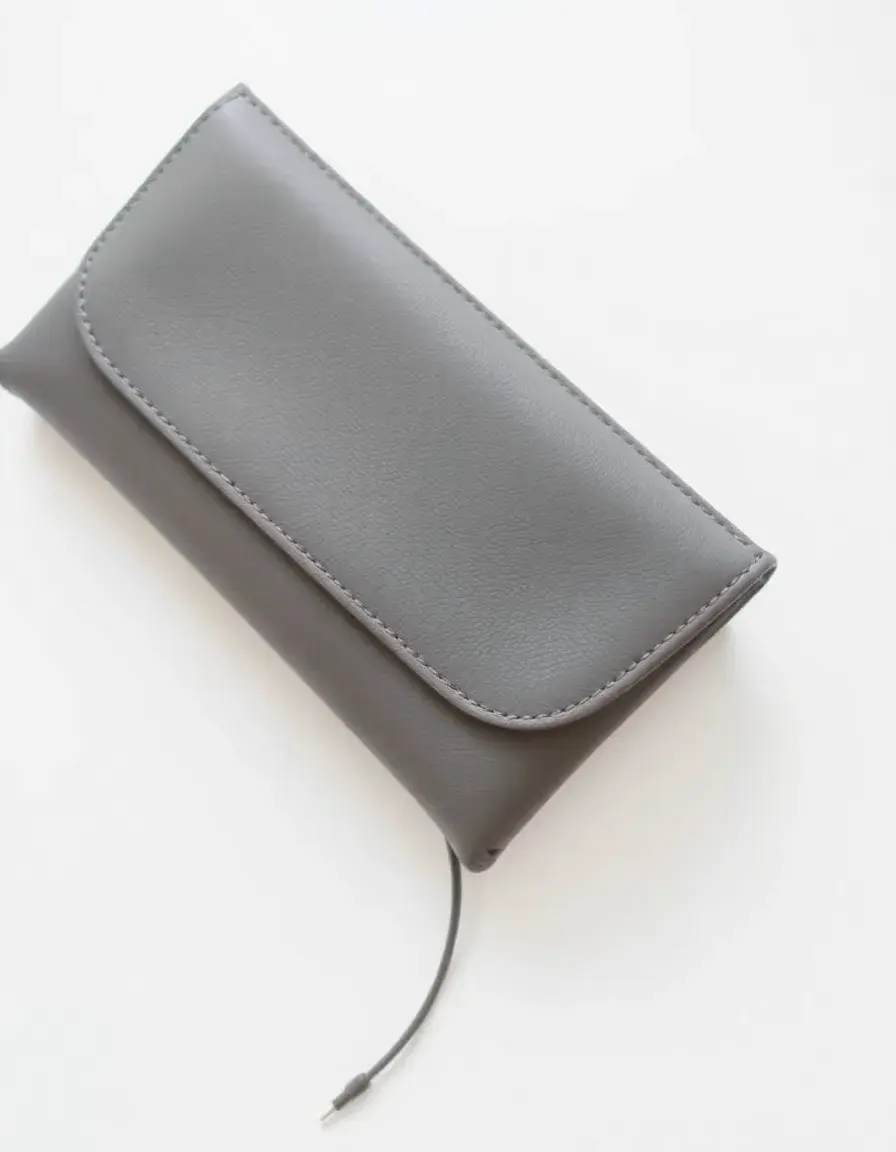 Clutch grigia in pelle morbida elegante