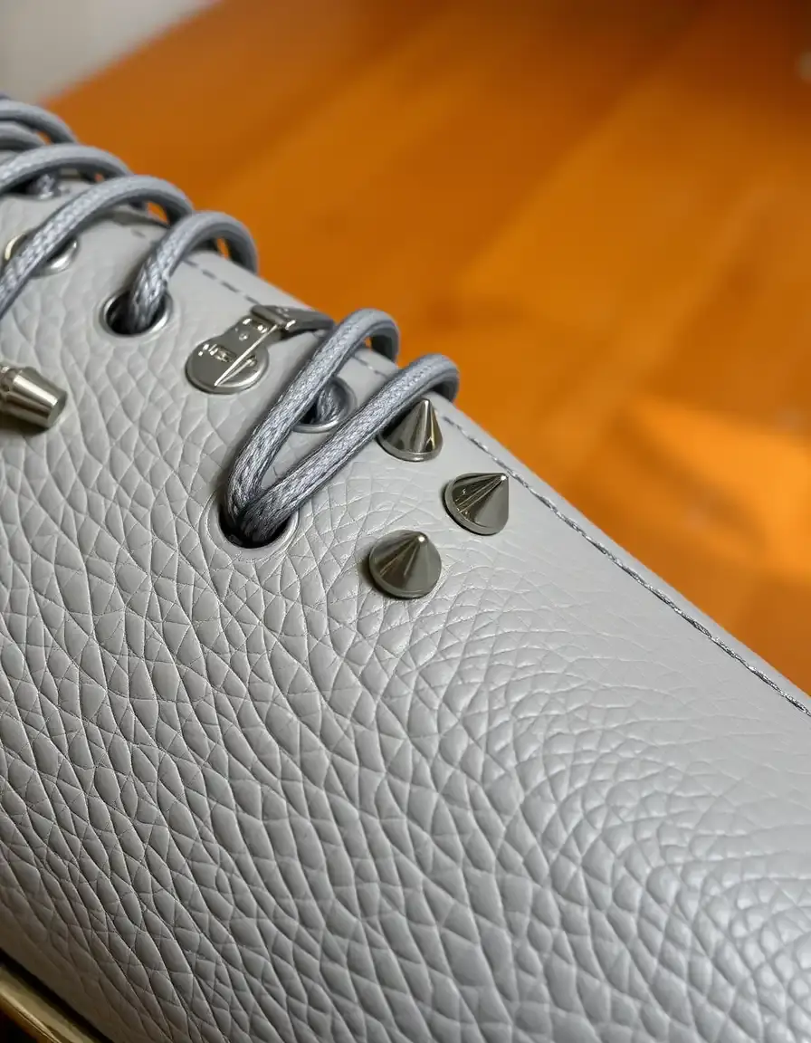 Chiodo pelle grigio con punte metalliche