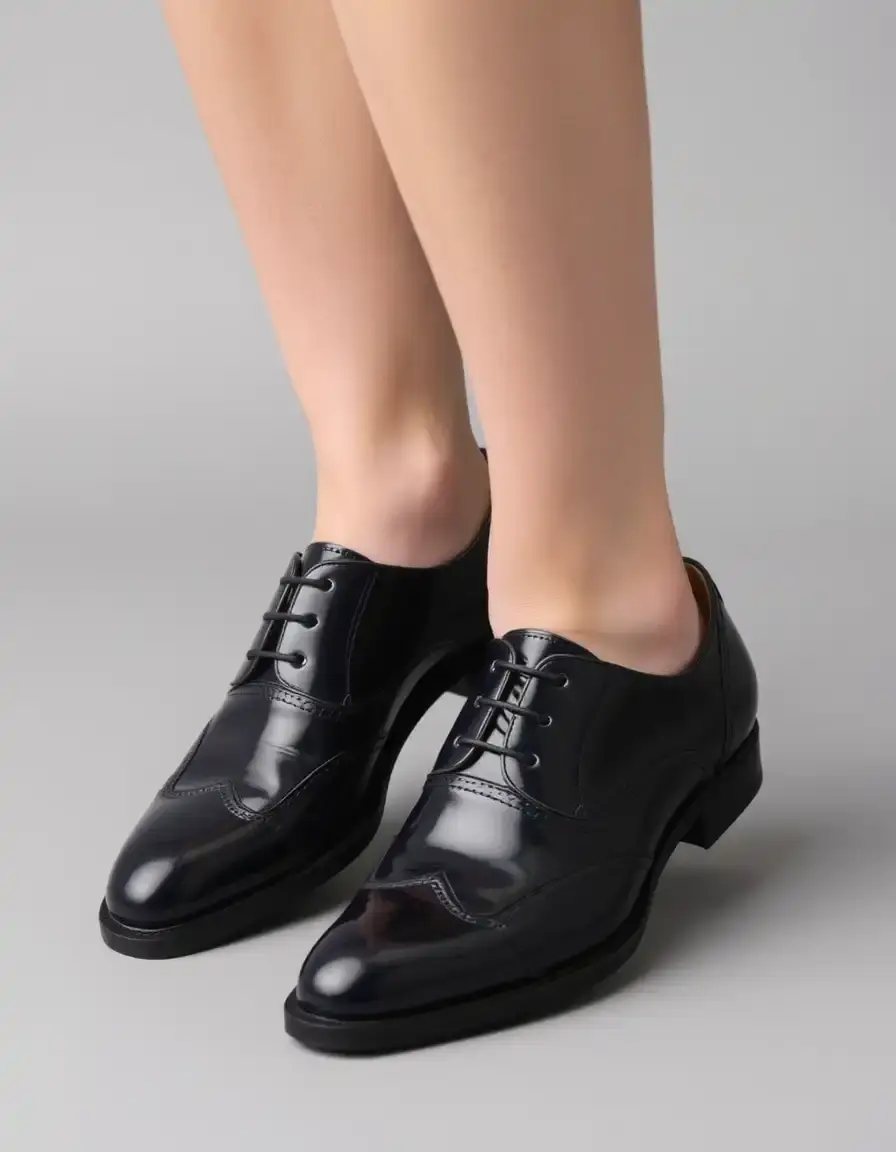 Eleganti scarpe Oxford in pelle blu navy lucida con finiture sartoriali