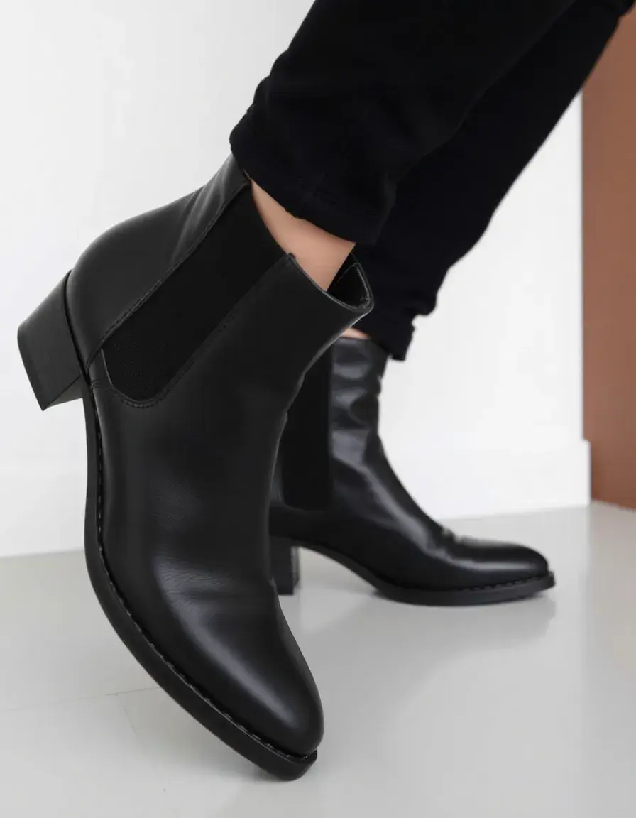 Stivaletti donna in pelle nera modello Chelsea eleganti e versatili