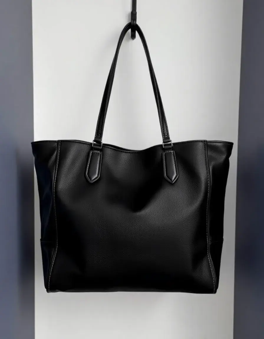 Elegante tote nera in vera pelle scontata con finitura opaca