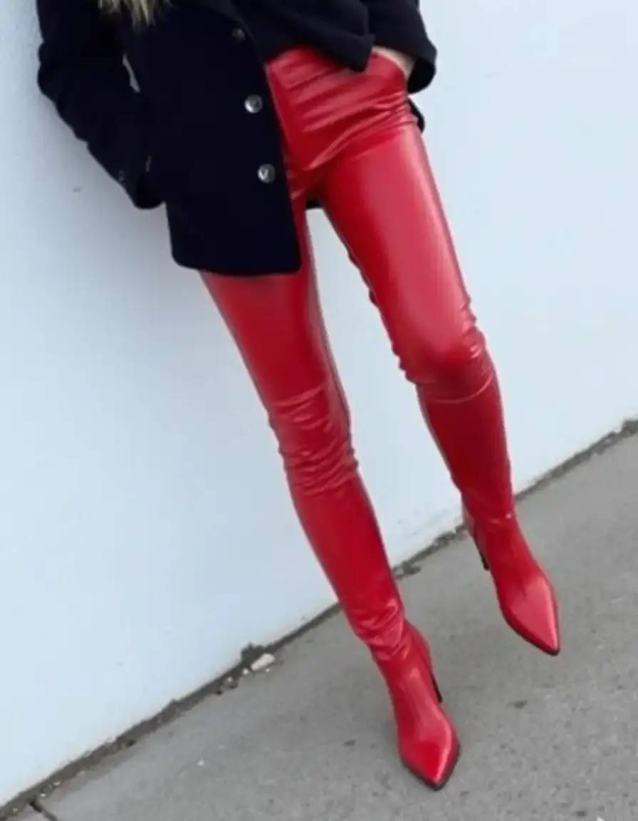 Pantaloni pelle donna rossi fashion e vibranti