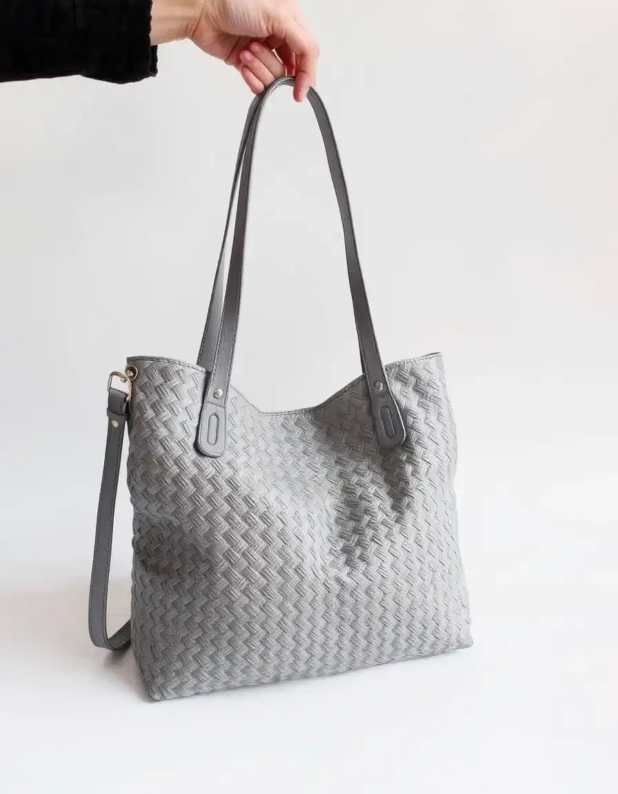 Borsa a spalla grigia con trama in pelle intrecciata