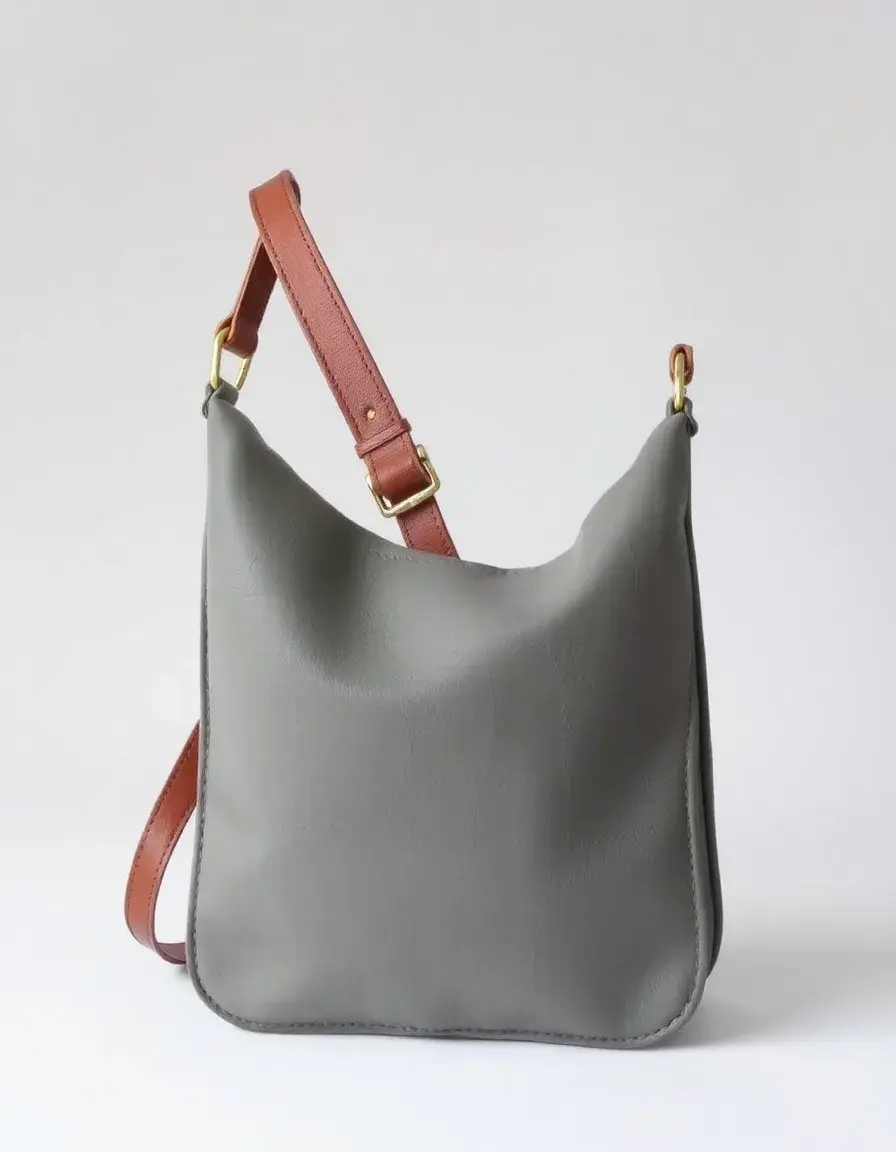 Borsello pelle grigio contemporaneo con tracolla regolabile