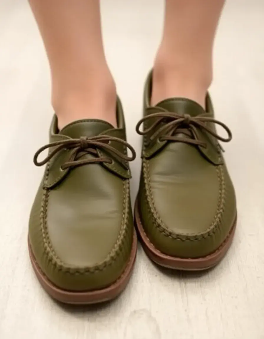 Mocassini in pelle verde oliva con lacci, stile casual
